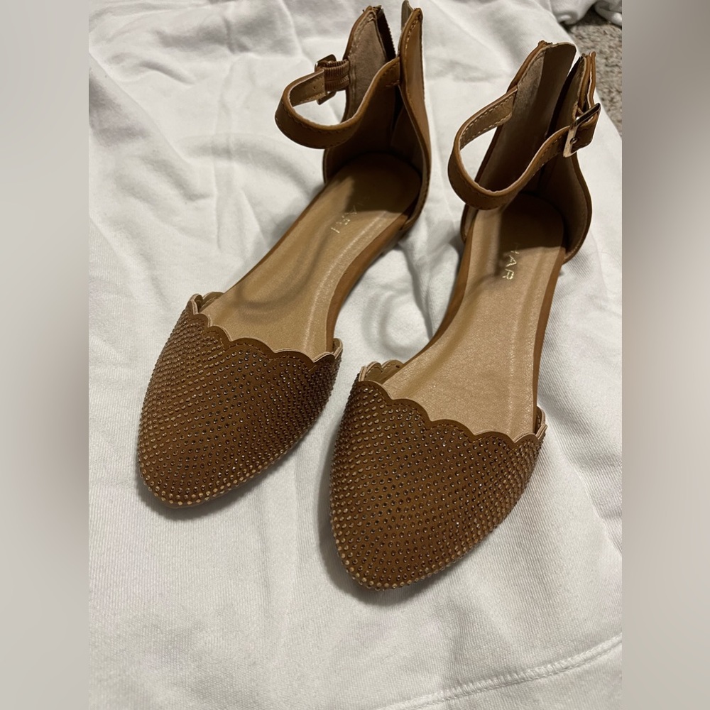 Tahari Kids Size 1 Ankle Strap Shoes